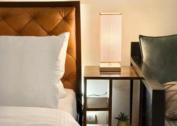 Santis Place At Eighty One Newport Blvd Across Naia Terminal 3 4* Manille